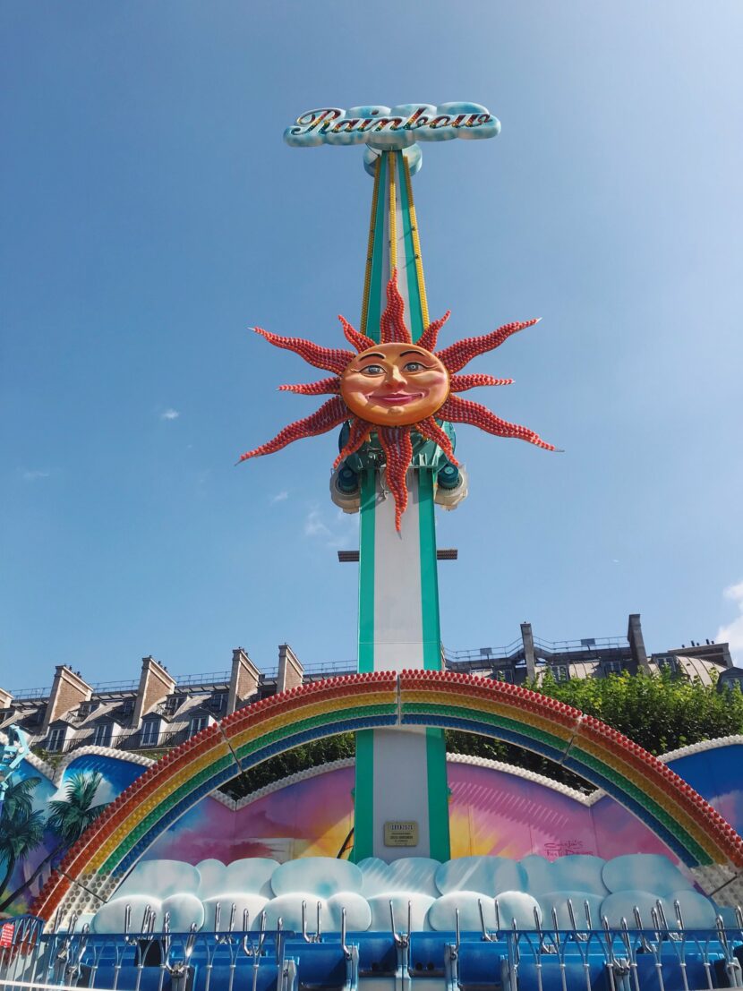 Le manège Rainbow et son soleil à la fête foraine des Tuileries