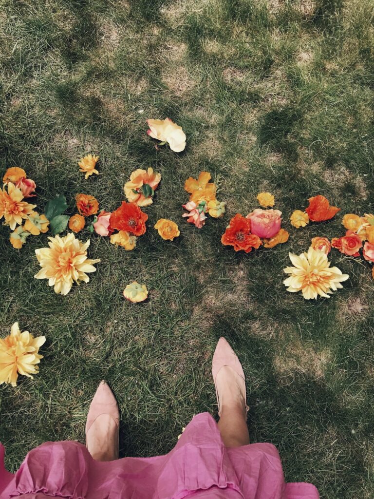 Fleurs orange sur la pelouse du Liberty State Park, ballerines roses