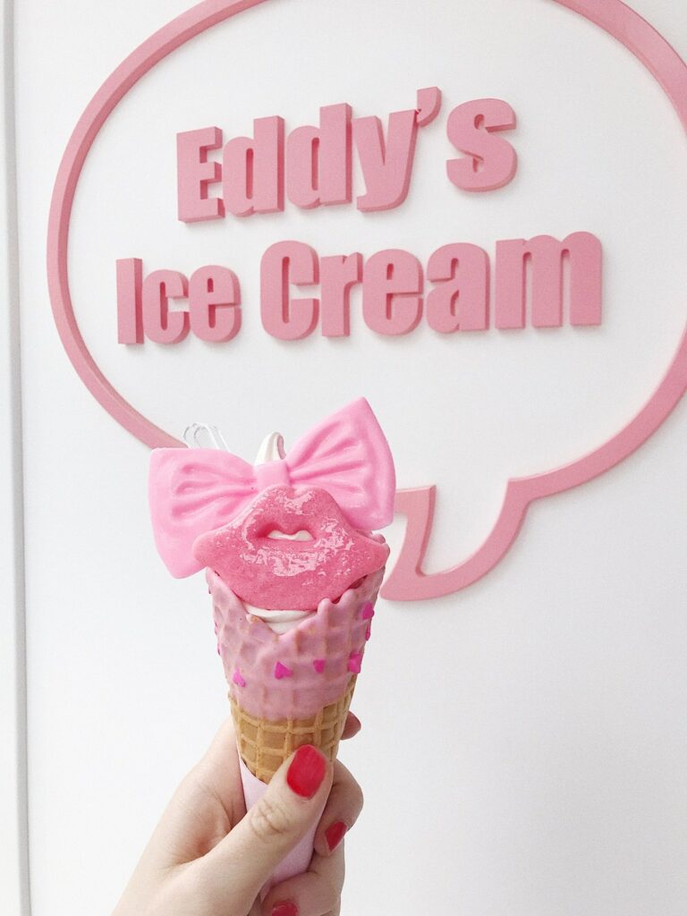 Glace rose aux lèvres chez Eddy’s Ice Cream à Harajuku