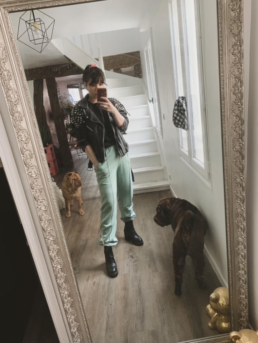Look jogging rock et perfecto clouté
