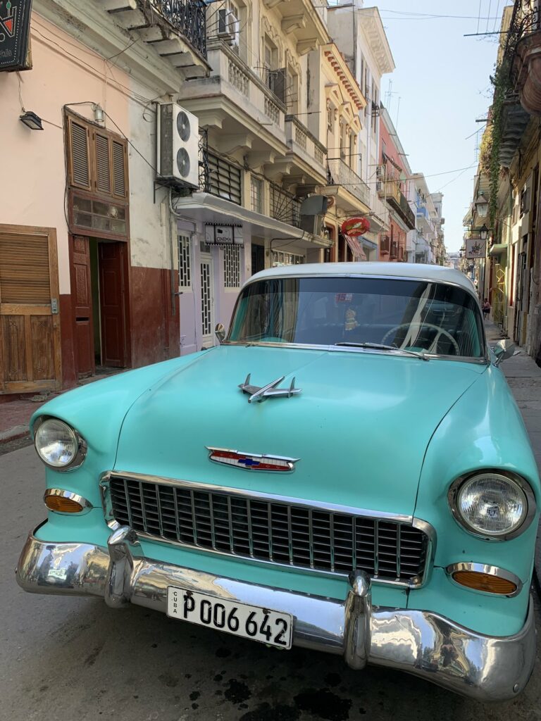 Chevrolet turquoise dans une rue de La Havane