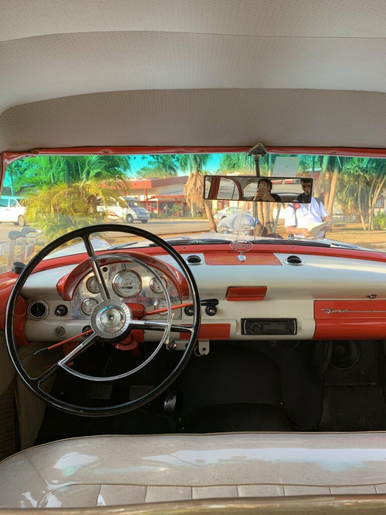 Intérieur rouge et crème d’une voiture américaine à Cuba