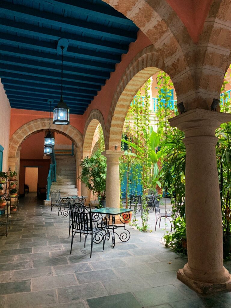 Patio colonial à arcades à La Havane