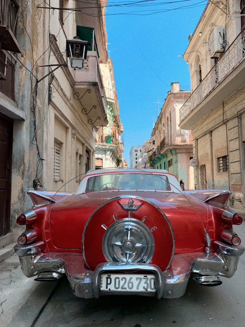 Voiture américaine rouge dans une rue de La Havane