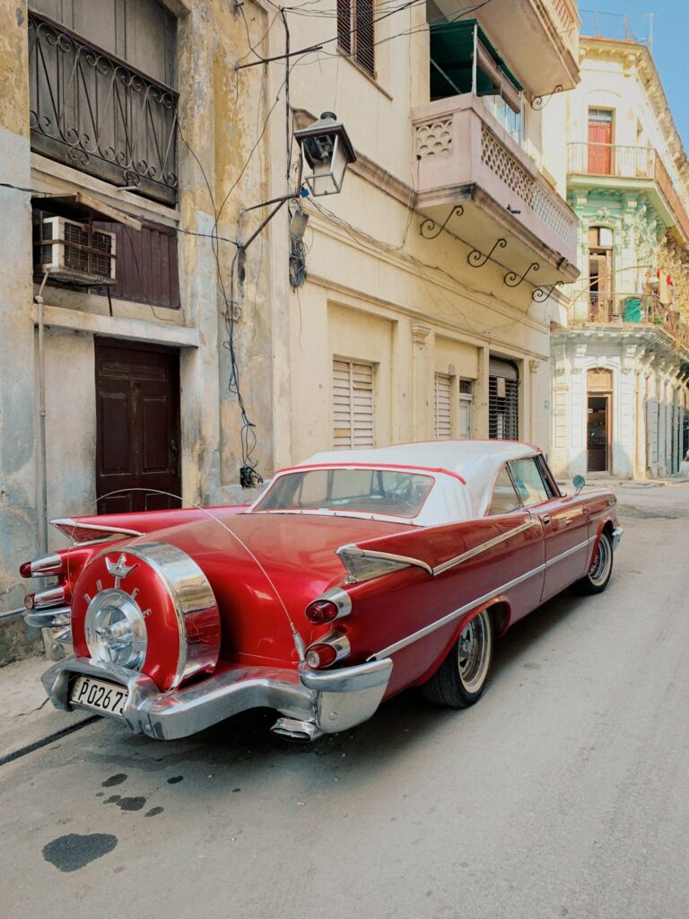 Voiture américaine rouge décapotable dans une rue de La Havane