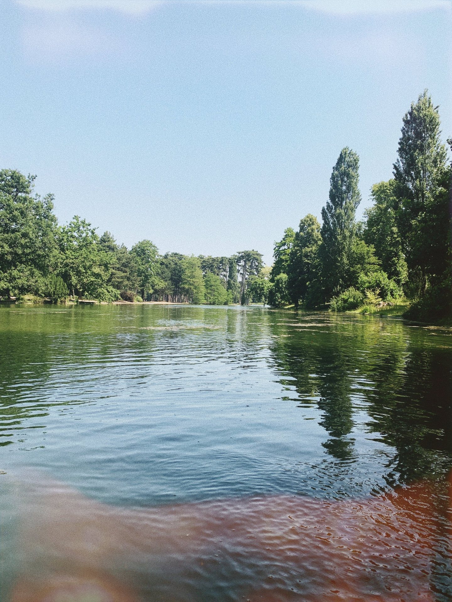 Le lac du Bois de Boulogne à Paris vu depuis une barque