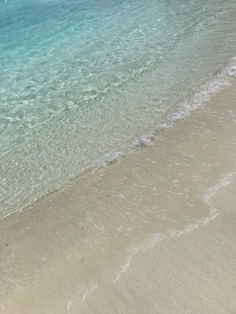 Lagon turquoise et sable blanc aux Maldives