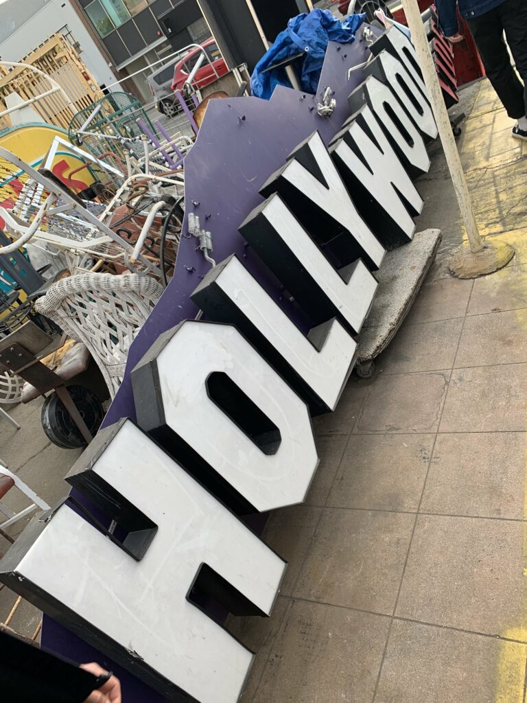 Lettres Hollywood dans une brocante de Los Angeles