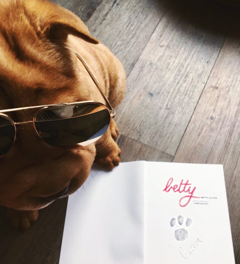 La patte de Batom sur le livre Betty de Betty Autier