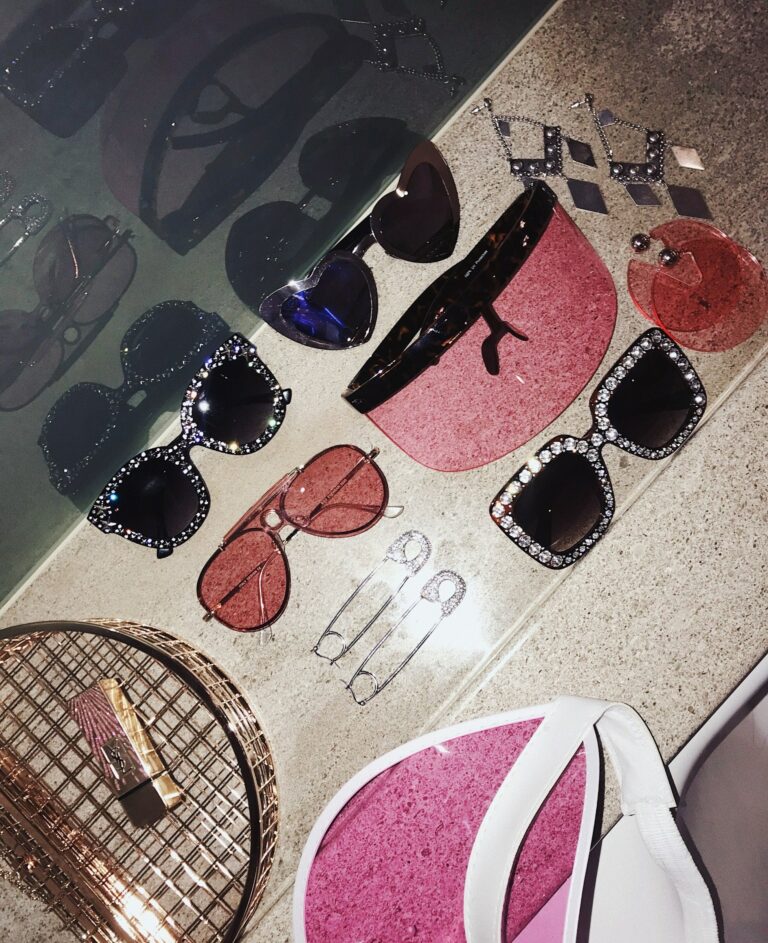 Lunettes, bijoux et rouge YSL