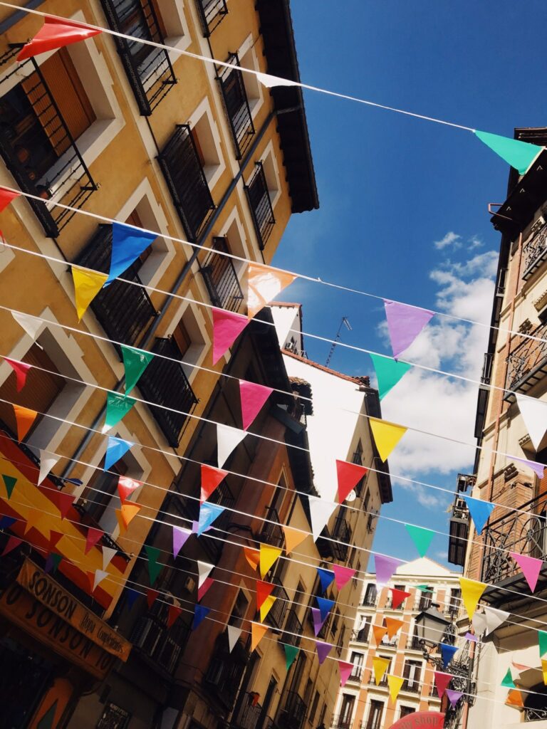 Fanions colorés dans une rue de Madrid