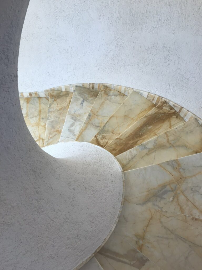 Escalier en colimaçon de la Maison Bulle de Pierre Cardin