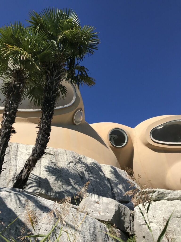 Façade de la Maison Bulle de Pierre Cardin et palmiers