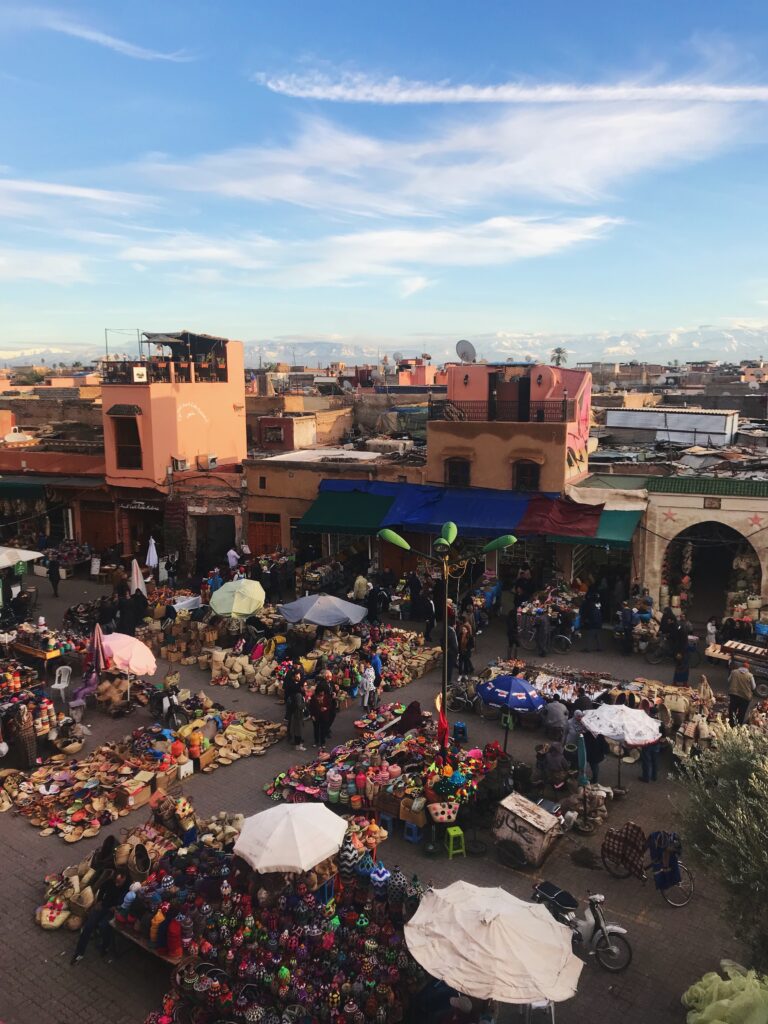 Vue sur la place Jemaa el-Fna à Marrakech