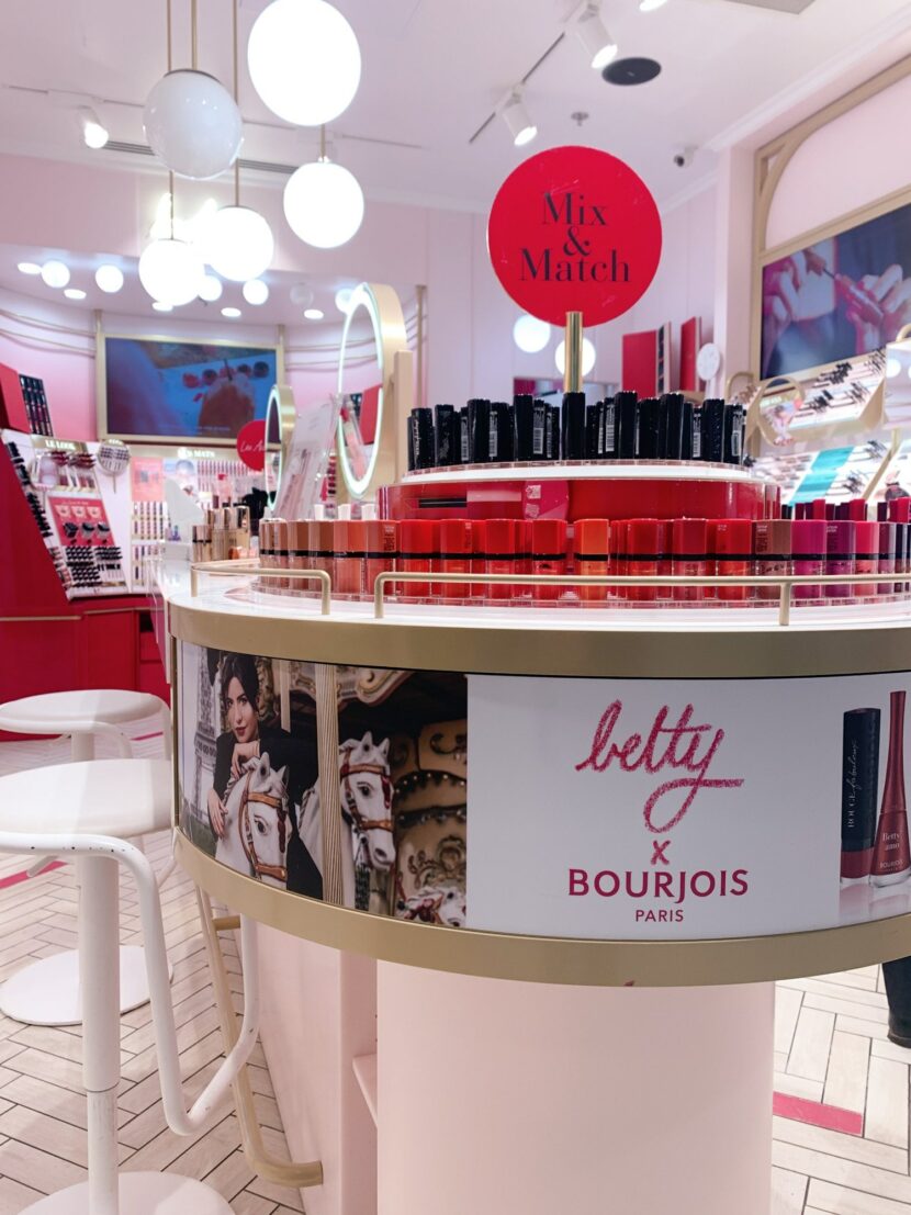 Îlot Mix and Match Betty x Bourjois dans une boutique Bourjois