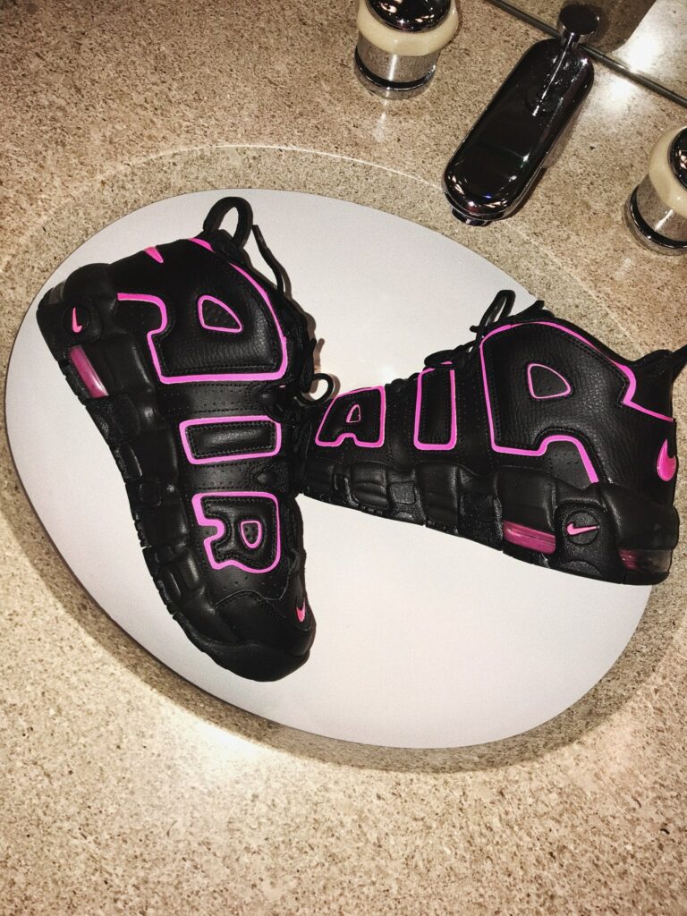 Nike Air More Uptempo noires et roses