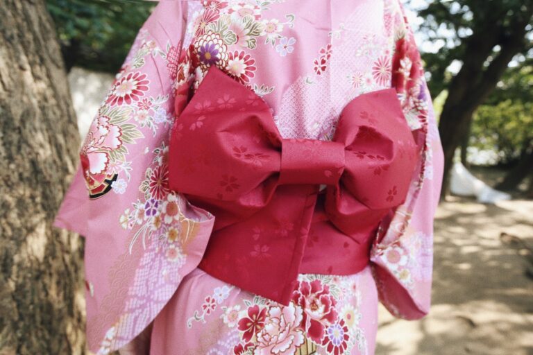 Nœud d’obi rouge sur un kimono rose fleuri