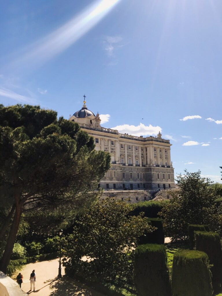 Le Palais royal de Madrid vu des jardins Sabatini