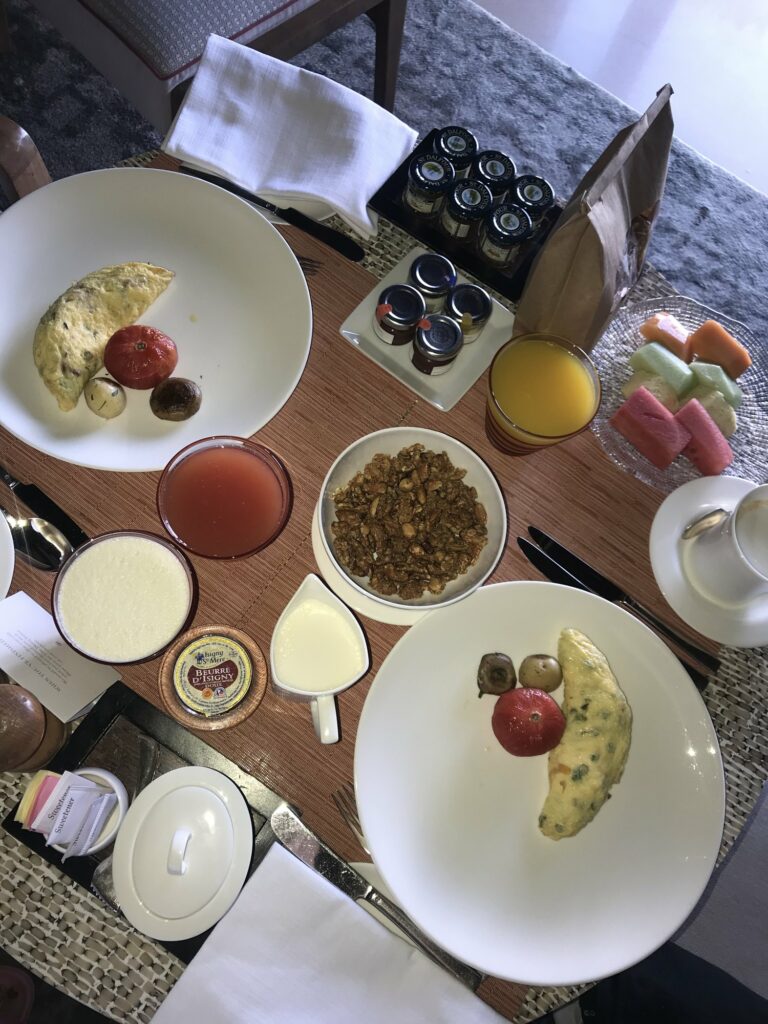 Petit déjeuner servi dans la villa au One&Only Reethi Rah