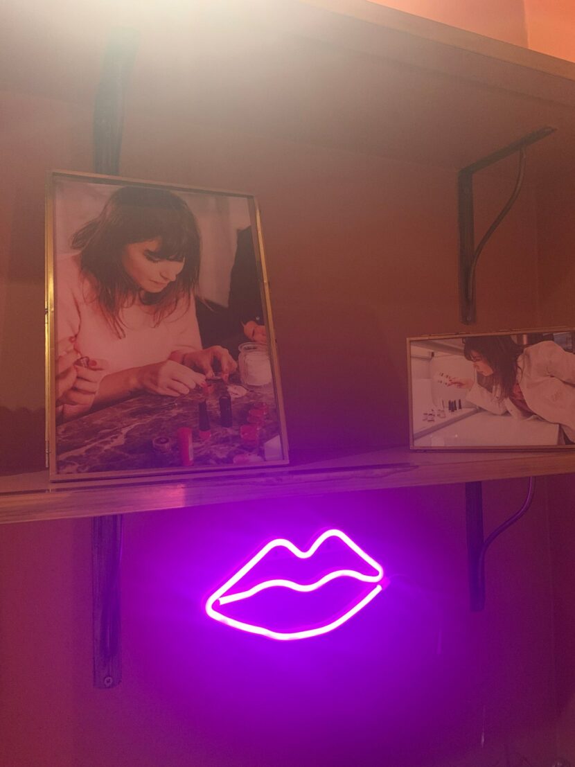Photos encadrées de Betty Autier et néon bouche à la soirée Bourjois