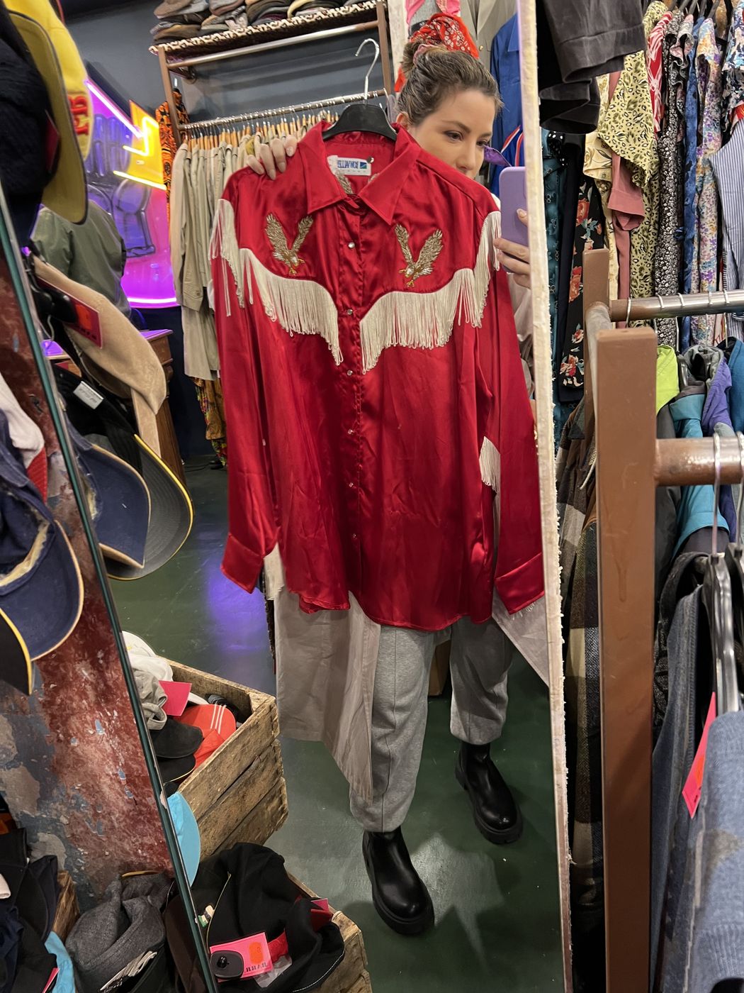 Chemise western rouge à franges blanches dans une friperie à Paris