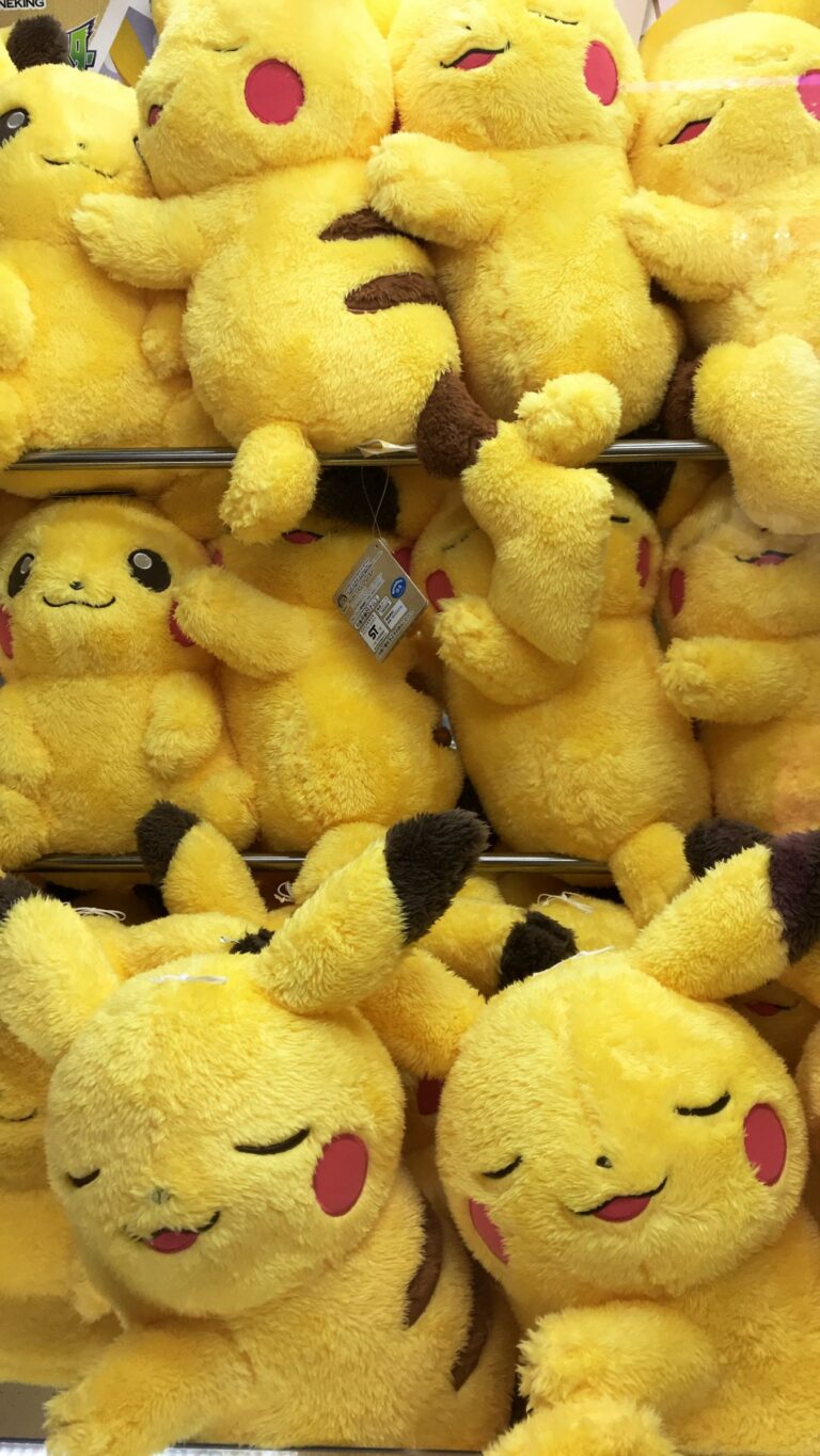 Peluches Pikachu dans une machine à pince