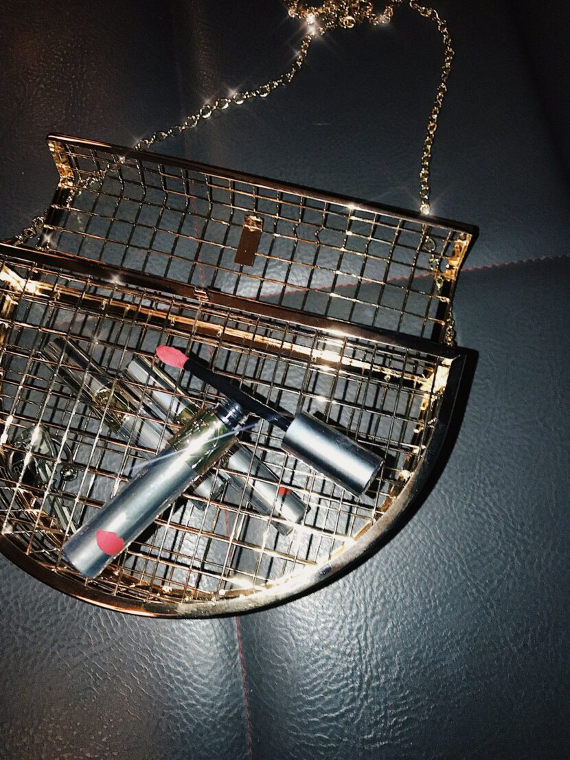 Rouge à lèvres YSL dans une pochette cage dorée