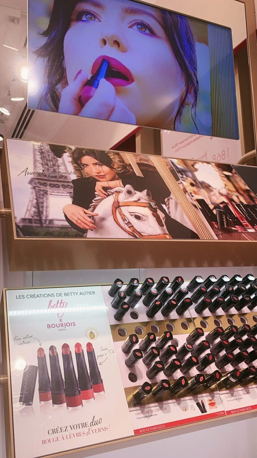 Présentoir Rouge Fabuleux Betty x Bourjois en boutique