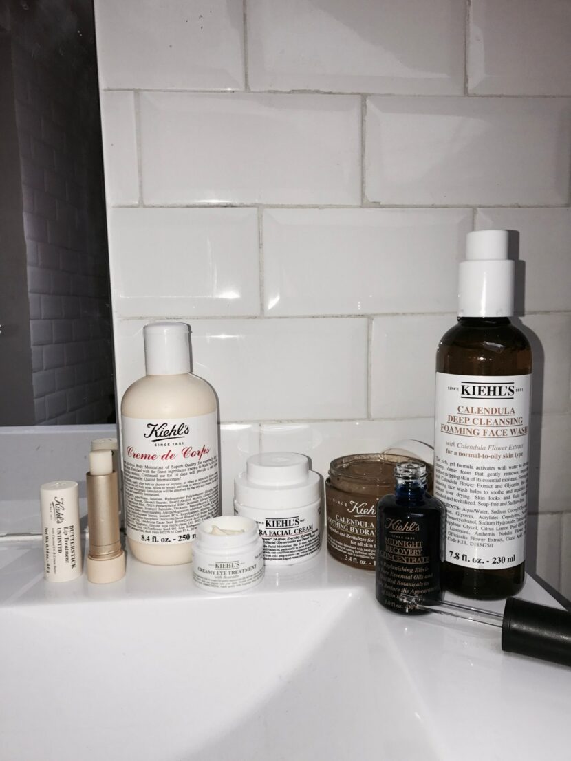 Produits Kiehl’s sur le lavabo de Betty Autier