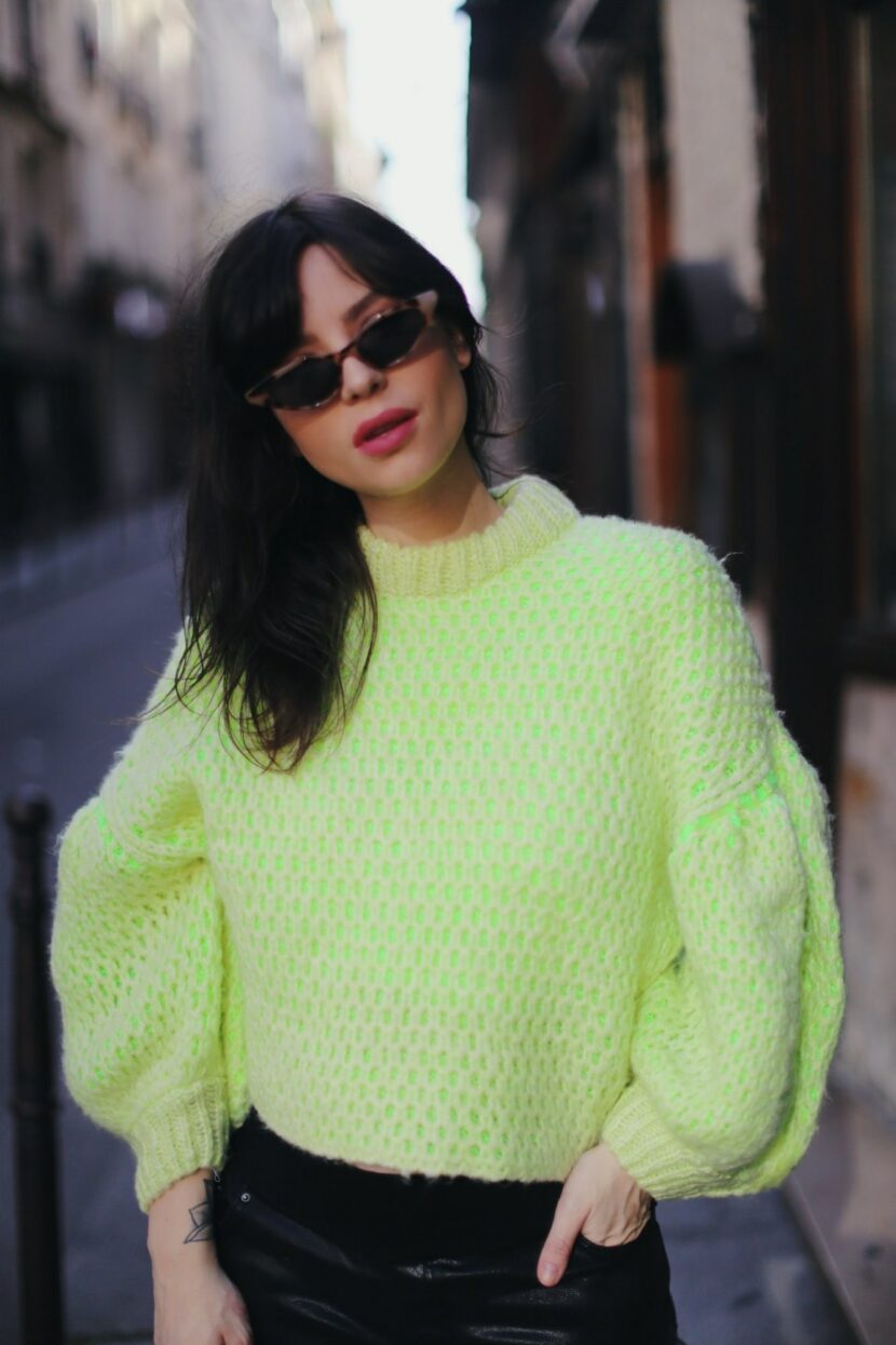 Betty Autier en pull jaune fluo et lunettes œil-de-chat à Paris