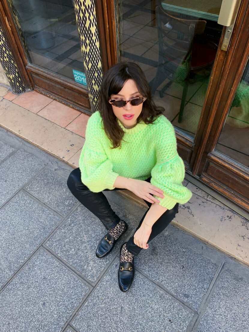 Betty Autier en pull néon et mocassins Gucci avec chaussettes léopard