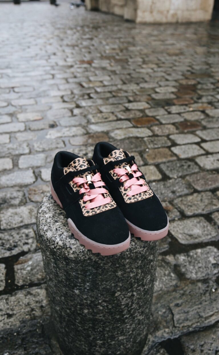 Reebok Workout Ripple x Betty Autier en daim noir, léopard et lacets satin rose sur une borne parisienne