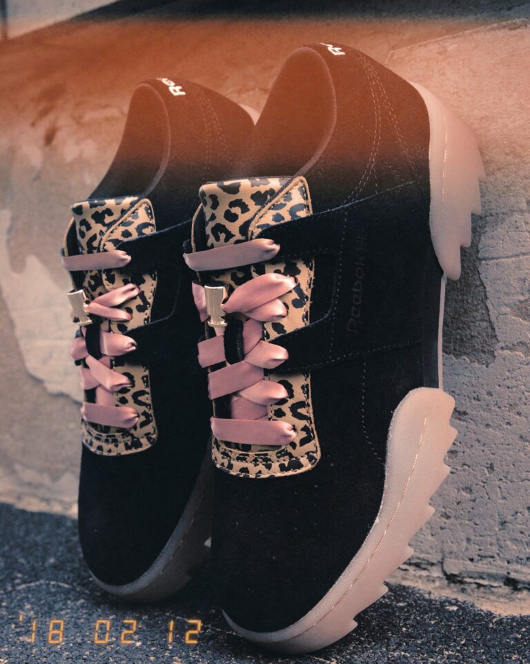 Sneakers Reebok Workout Ripple x Betty Autier en daim noir, léopard et lacets en satin rose