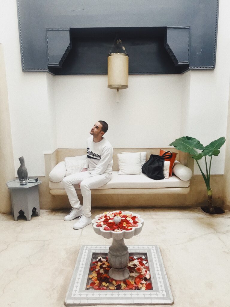 Patio du Riad Tawargit avec sa fontaine aux pétales de roses