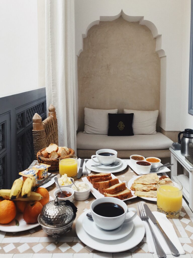 Petit-déjeuner marocain au Riad Tawargit