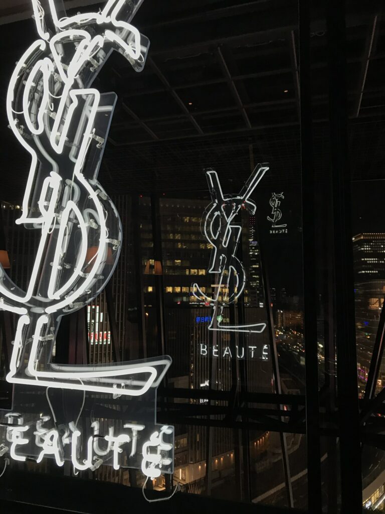 Rouges à lèvres YSL sur un comptoir en marbre
