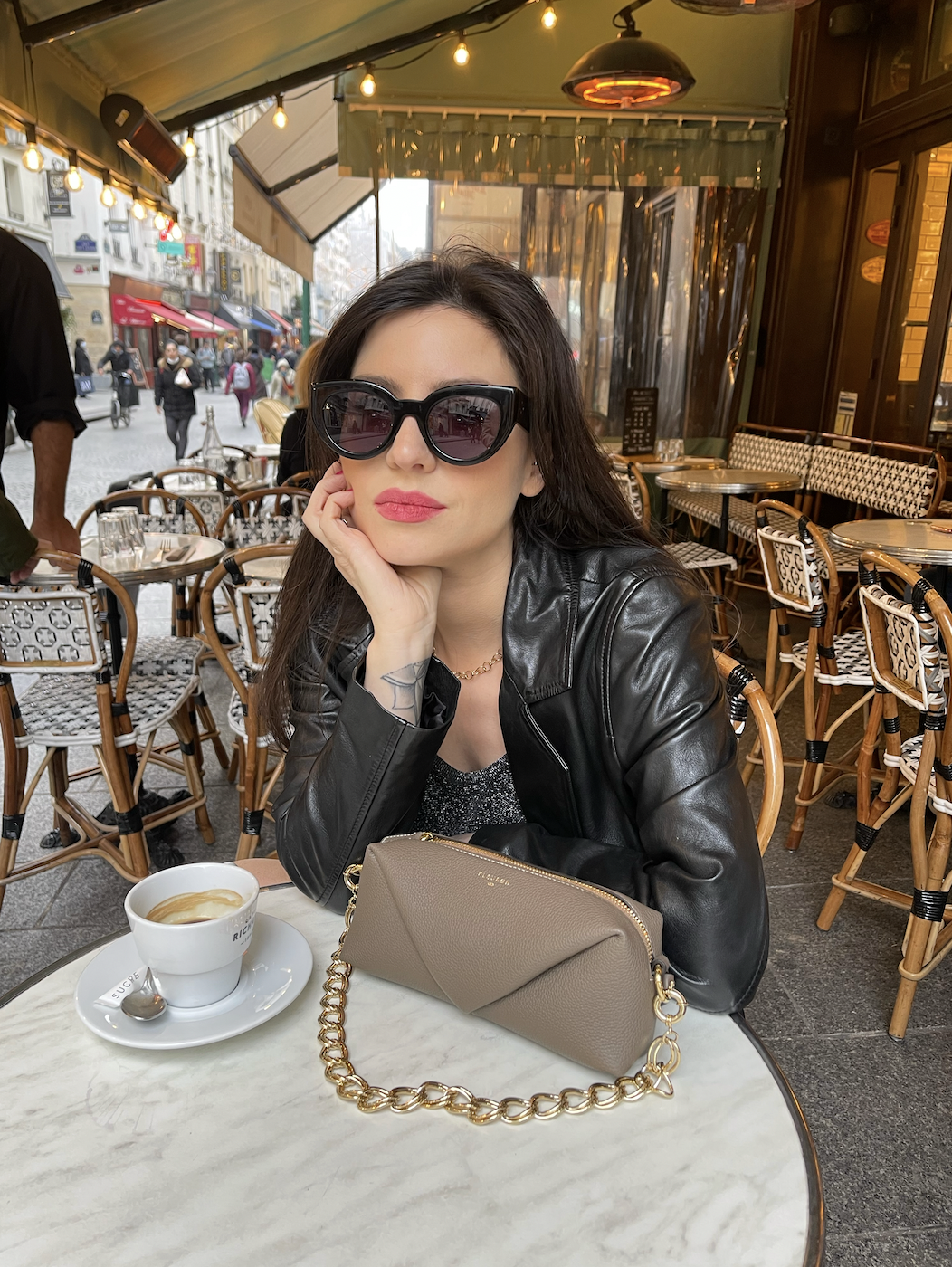 Betty Autier avec le sac Fleuron Trinity et blazer cuir