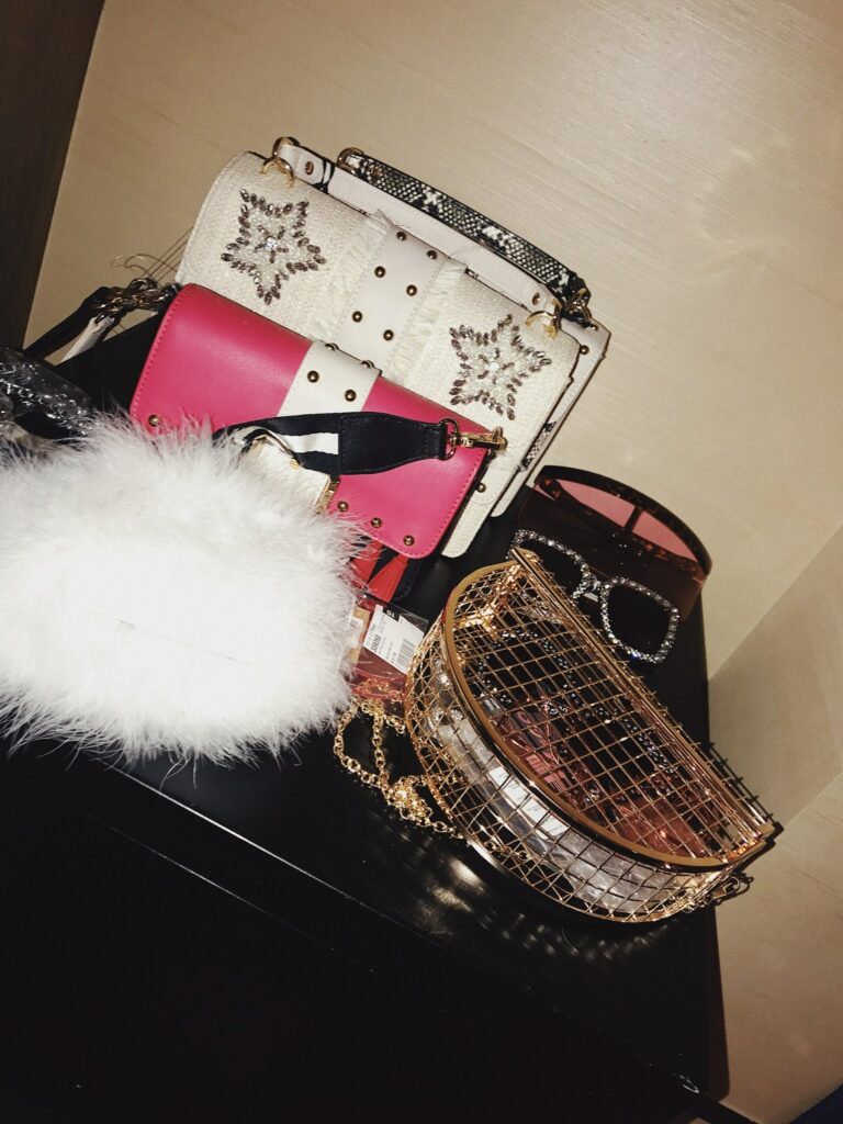 Shopping à Tokyo : sacs, pochette cage et lunettes