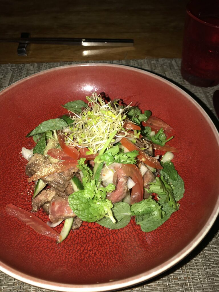 Salade de bœuf au restaurant japonais Tapasake
