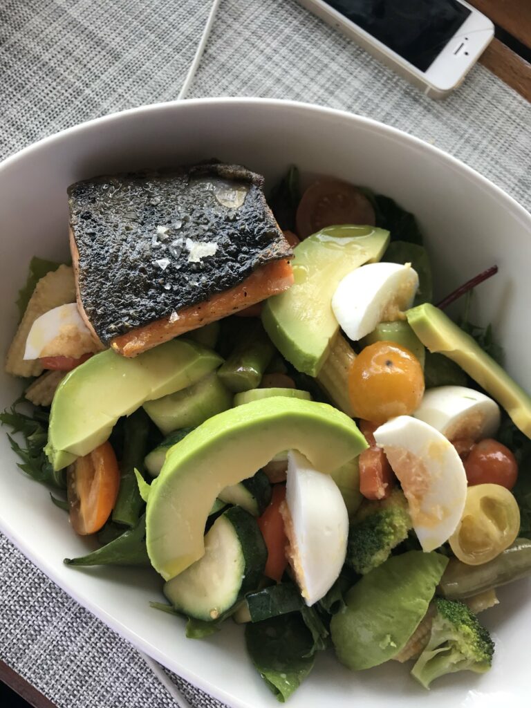 Salade saumon et avocat au Reethi Restaurant
