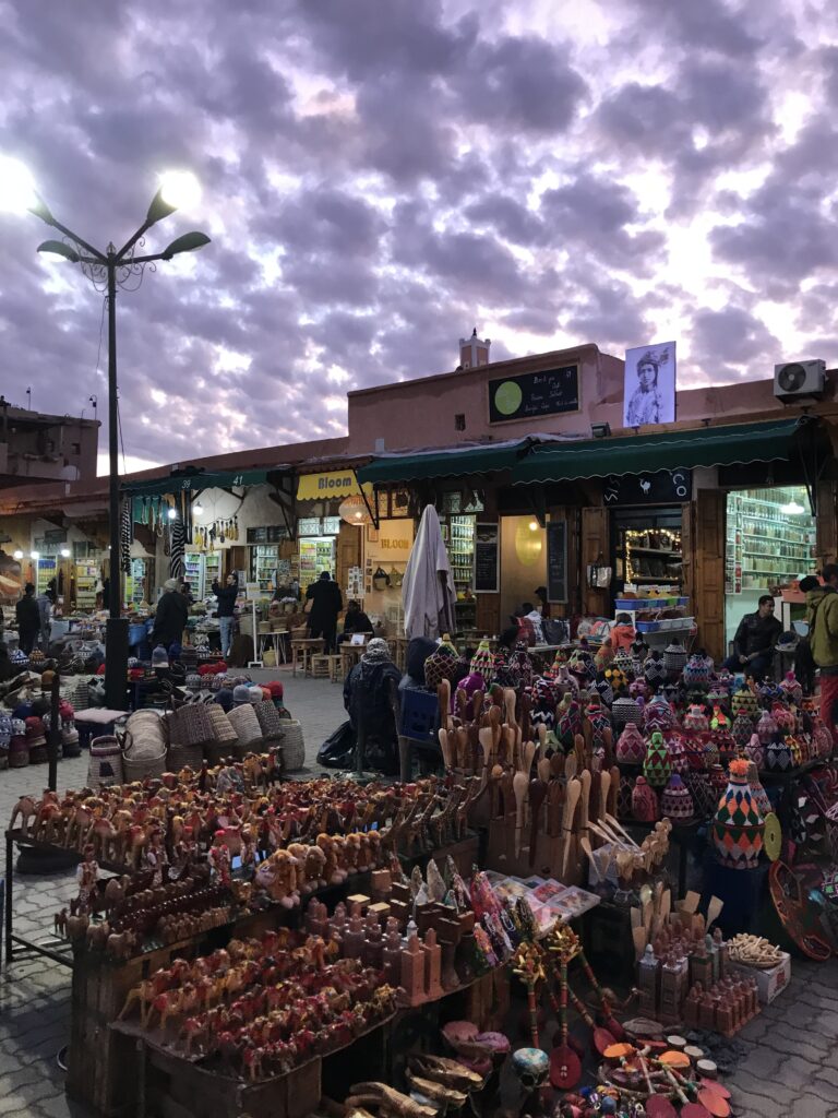 Étals du souk de Marrakech sous un ciel nuageux
