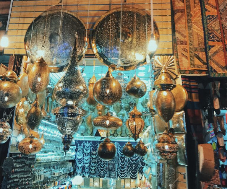 Lanternes dorées dans le souk de Marrakech