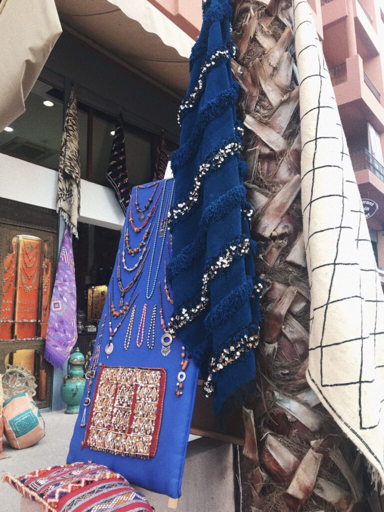 Couverture berbère bleue à sequins et bijoux dans le souk