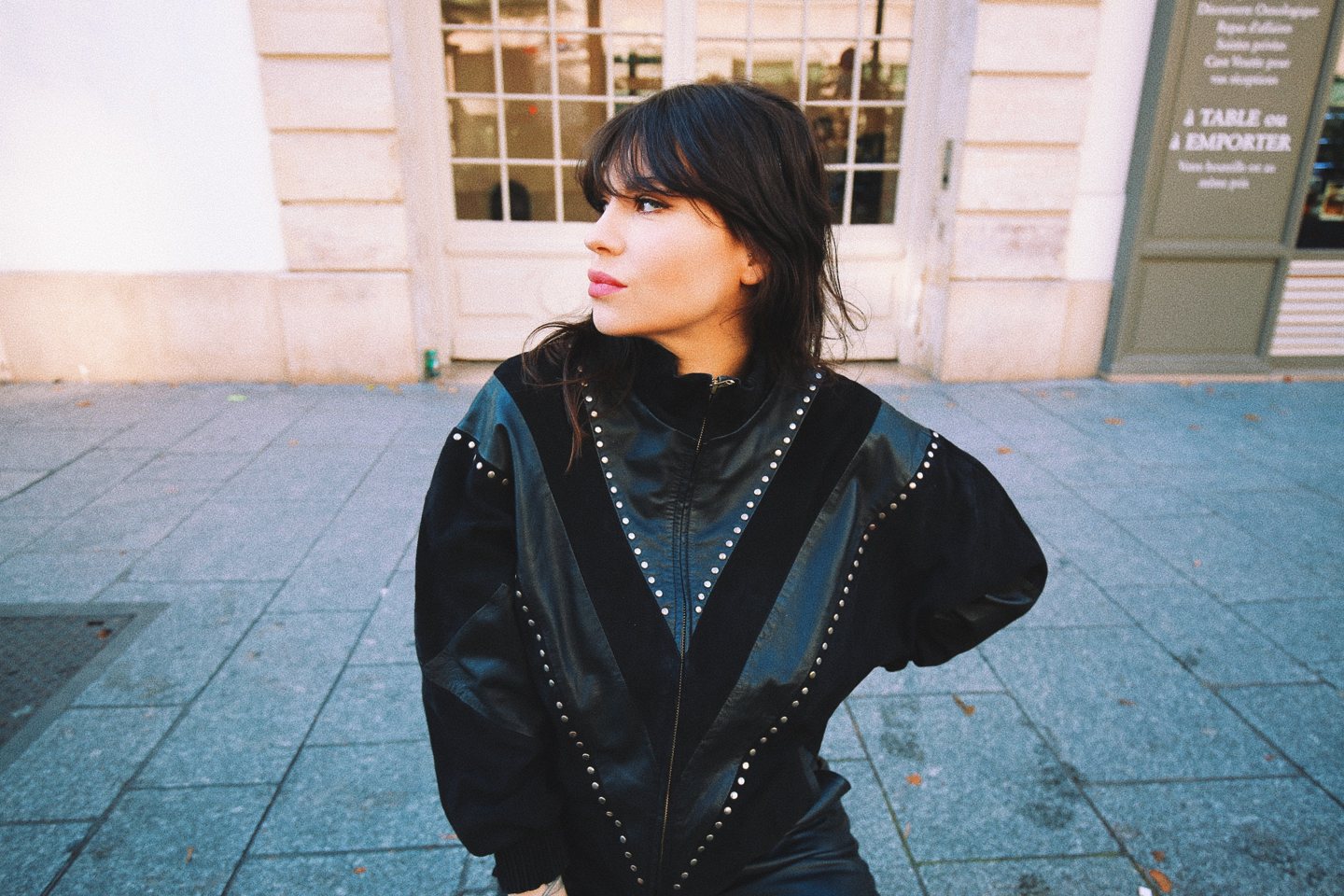 Veste de survêtement en cuir et daim clouté Antik Batik, Betty Autier à Paris