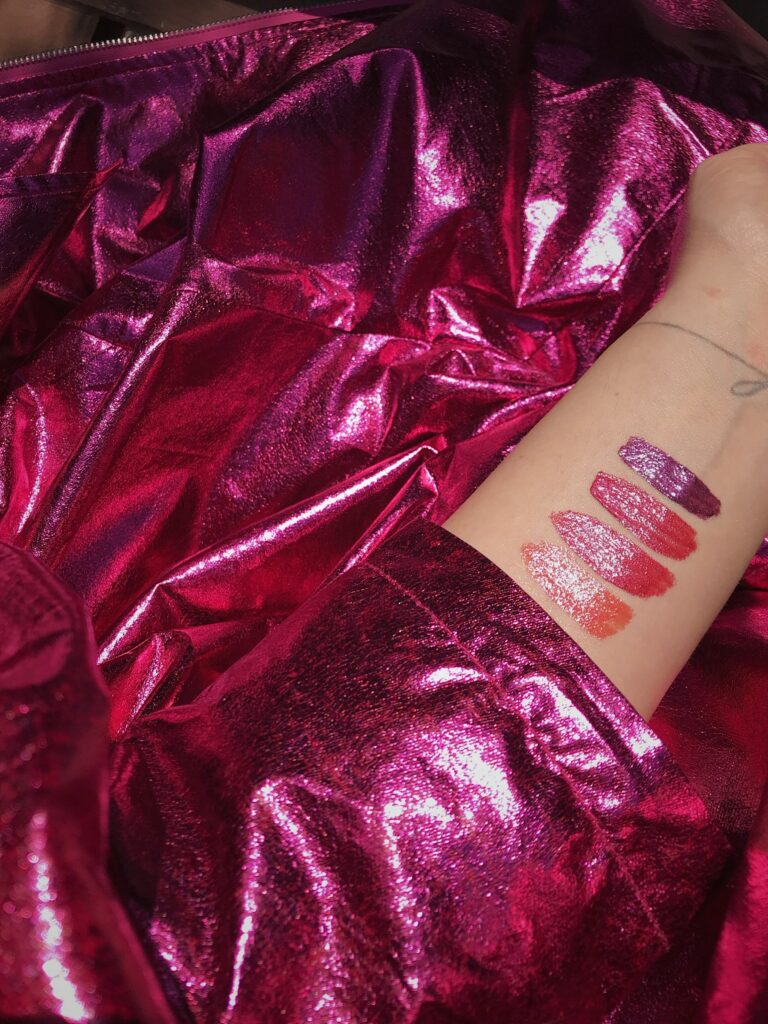 Swatchs de rouges YSL sur une veste rose métallisée