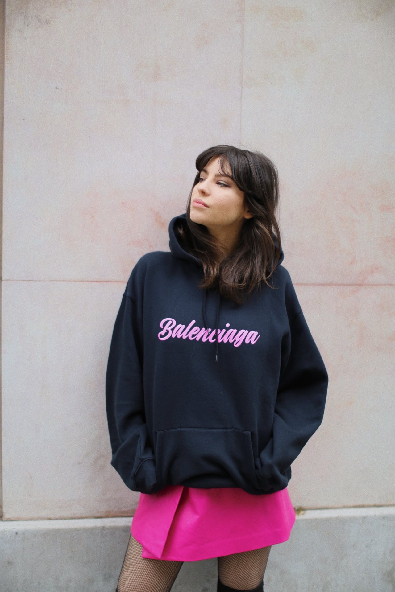 Betty Autier en sweat Balenciaga noir et jupe rose fluo