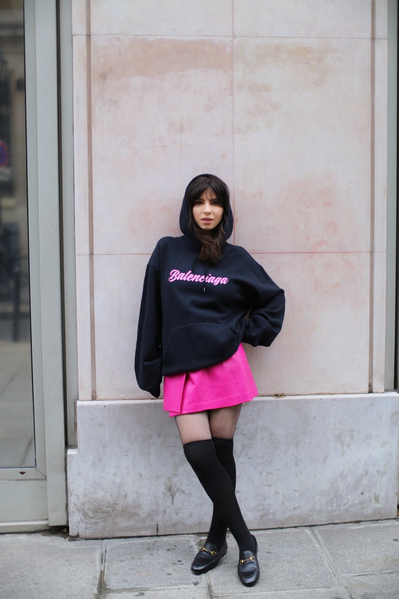 Sweat Balenciaga, mini-jupe rose et chaussettes hautes, Betty Autier