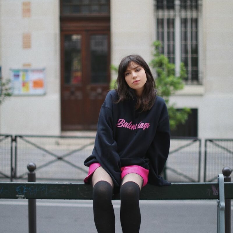 Look preppy pink : sweat Balenciaga, jupe rose et mocassins
