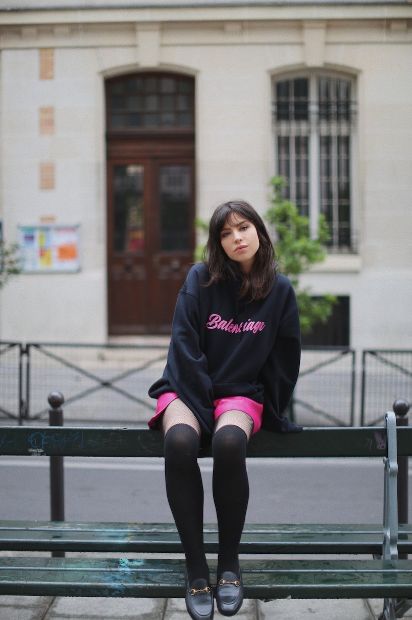 Look preppy pink : sweat Balenciaga, jupe rose et mocassins