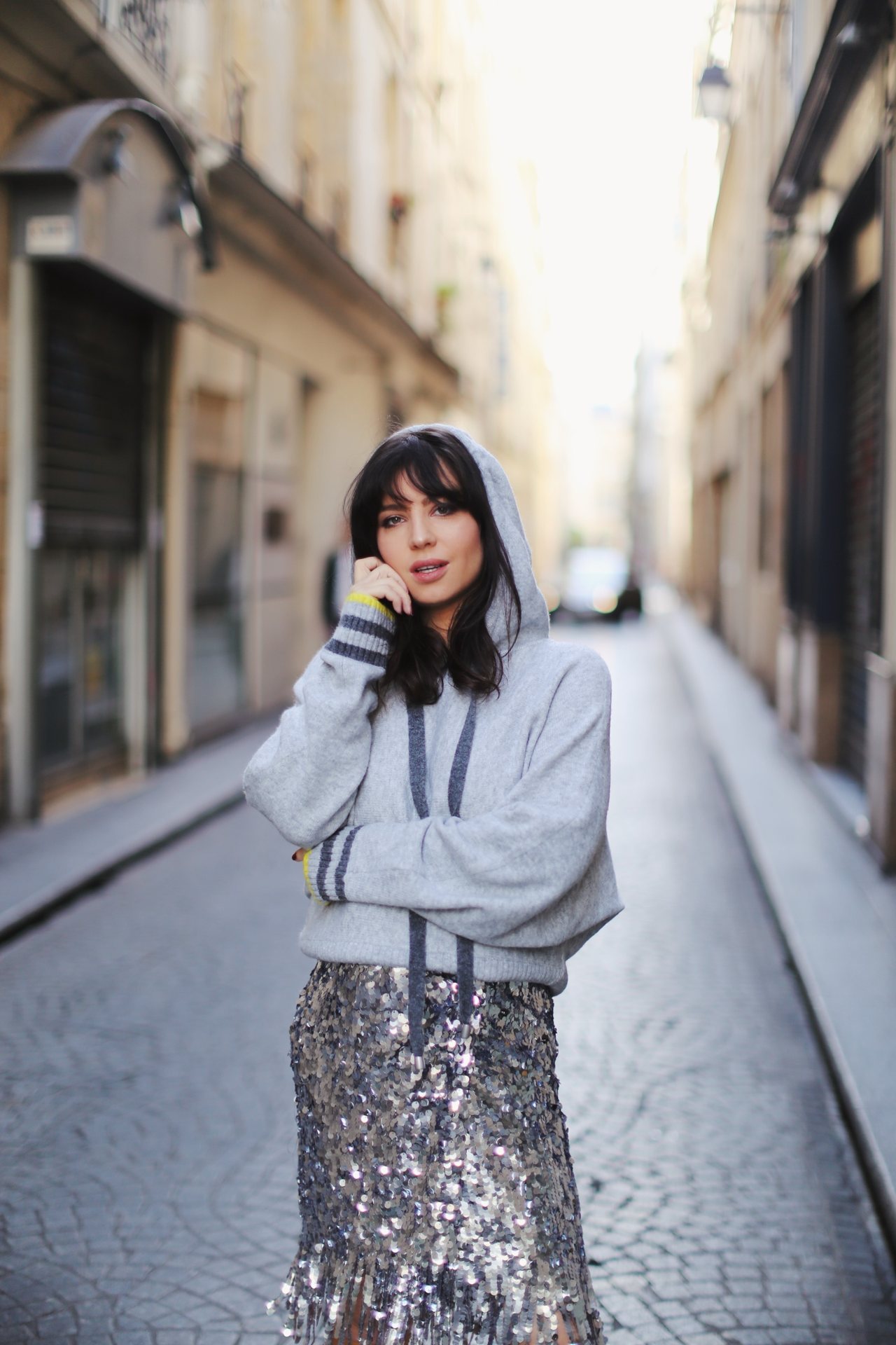 Betty Autier en sweat Pringle of Scotland x H&M et jupe à sequins